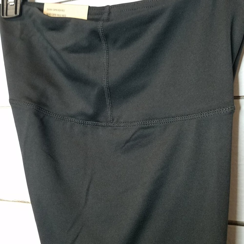 NEW Reebok High Rise Capri Legging SMALL - Picture 10 of 15